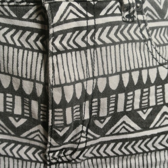 Bullhead Tribal Cutoff Jean Shorts 5 - Picture 2 of 4